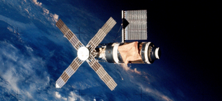 Illustration for article titled Dusting the Exterior of Skylab